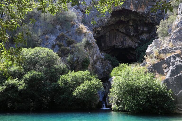 Cueva del Gato natuursteengrotten in Andalusië.